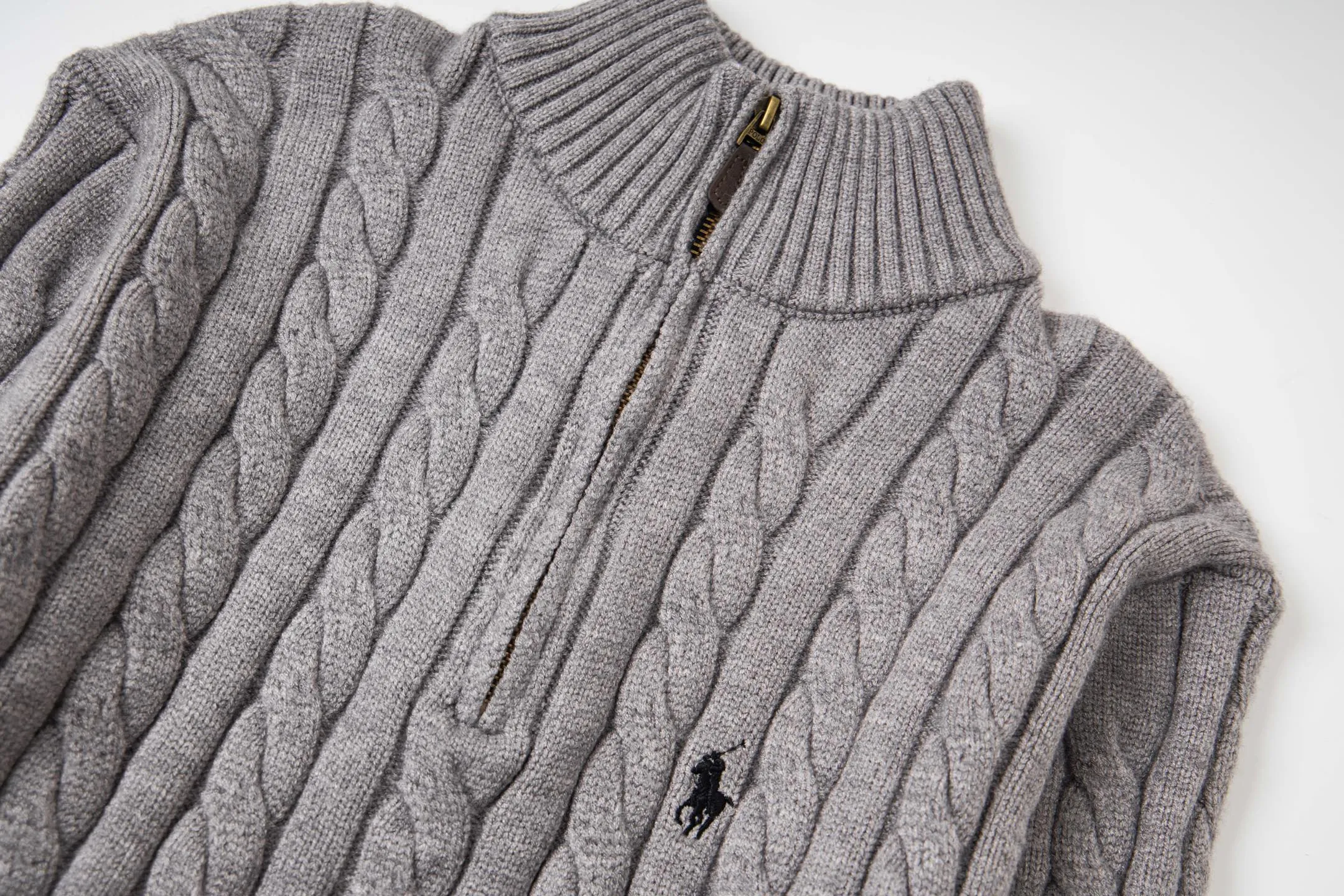 P250 model number: Y196 Ralph Lauren Men's half-zip twist sweater has a really nice style. It can be worn alone or as a jacket to be worn inside or outside. The upper body shows personal fashion charm. Four colors are available. Same style for men and women. A must-have item for new summer products. Hang tag. Hanging beads. Washable packaging bag. Full set of accessories. Very good appearance. Super exquisite workmanship. Size: S-XL